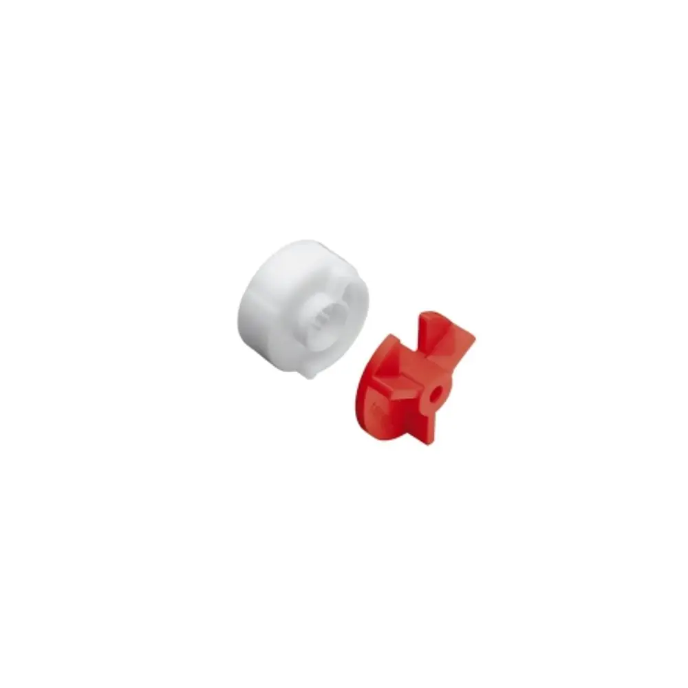 Ersatzteile von Hansgrohe, bestehend aus einer weißen und einer rot gefärbten Scheibe. Die Teile sind im Hochformat positioniert und haben verschiedene Formen.